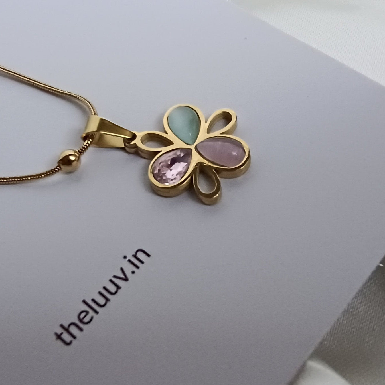 Dainty Flower necklace